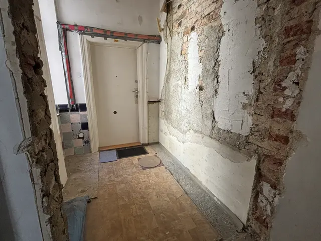 Vier Wohnungen bestanden noch, als MeinBezirk die Gassergasse 21 besucht hat. Das restliche Haus ist seit Monaten eine brachliegende Baustelle. | Foto: Nathanael Peterlini/MeinBezirk