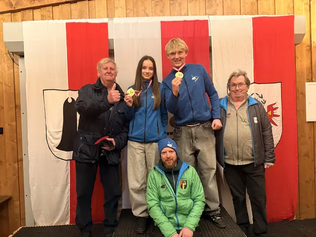 Der Ehrenobmann des Verbandes Leo Stöckl, der völlig fertige Betreuer Christoph Volstuben und der Bezirksobmann Andi Aberger gratulieren dem U-23 Meister Paar zu den Bezirksmeister Titeln. | Foto: Michaela Schipflinger