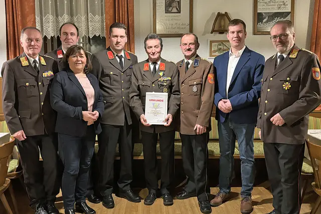 Johann Liball wurde für seine jahrzehntelange Tätigkeit im Kommando der FF Kollmitzdörfl mit dem Verdienstzeichen in Gold des NÖ Landesfeuerwehrverbandes ausgezeichnet. Es gratulierten Bezirksfeuerwehrkommandant-Stellvertreter Kurt Liball, Kommandant-Stellvertreter René Rieder, Fahrzeugpatin und Trägerin der Florianiplakette Hermine Klima, Kommandant Mario Rieder, Leiter des Verwaltungsdienstes Hermann Schuhmacher, Stadtrat David Dejcmar und Bezirksfeuerwehrkommandant Manfred Damberger (v.l.) | Foto: FF Kollmitzdörfl