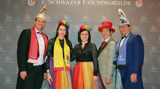 Prost Salve: NarrenBgm L. Haidacher, Bürgermeisterin V. Weber, GR P. Lintner, Obfrau K. Filzer-Diemer, Ehrenobmann R. Zitterbart. | Foto: Foto: Walpoth