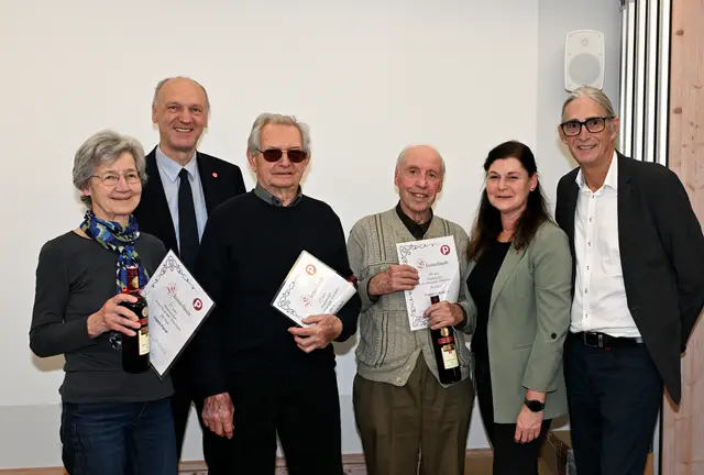 Ein Teil der geehrten Mitglieder. Von links: Ingrid Kierer (25 Jahre), Bezirksobmann Franz Dürrer, Walter Priesch (25 Jahre Mitglied), Friedrich Swaton (30 Jahre Mitglied), gf GR Daniela Loderer und Ortsgruppenobmann Gerhard Gaßner. | Foto: Josef Dolzer