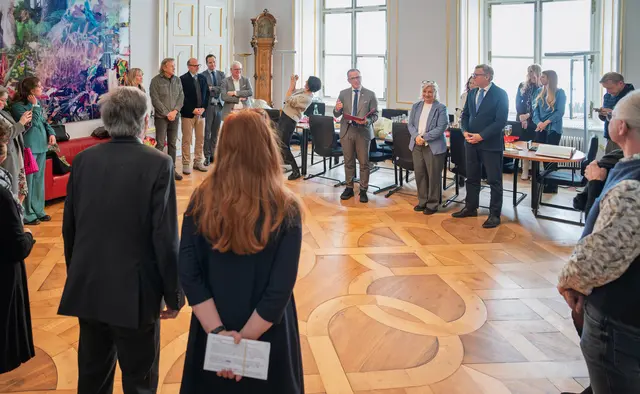 Die Leiterin des Oval, Margret Stronegger, hat das Stadtsiegel in Silber erhalten.
 | Foto: Stadt Salzburg/Alexander Killer