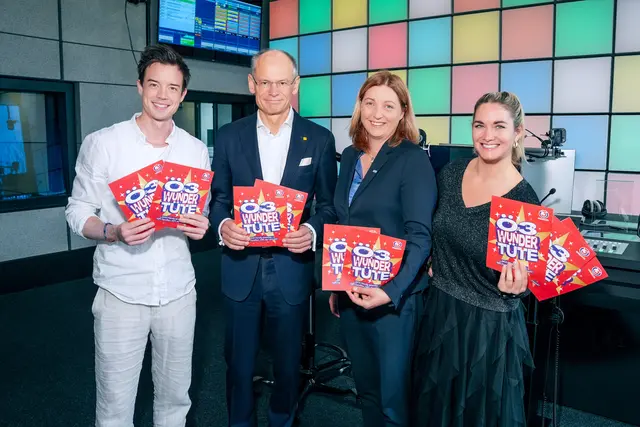 Ö3-Wundertüte_Philipp Hansa, Walter Oblin (Post-Chef), Nora Tödtling-Musenbichler (Caritas-Präsidentin), Gabi Hiller. | Foto: ORF/Roman Zach-Kiesling