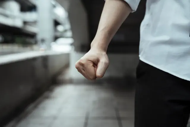 In einem Lokal in Westendorf kam es zu mehreren tätlichen Auseinandersetzungen zwischen mehreren Beteiligten. | Foto: smarterpix (Symbolbild)