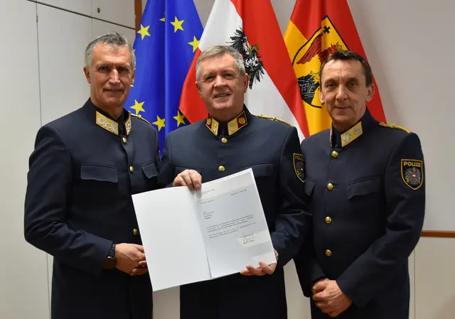 Das Ernennungsdekret wurde Kurt Schuller (Mitte) von Landespolizeidirektor Martin Huber sowie dessen Stellvertreter Hofrat Christian Wukitsch überreicht. | Foto: Landespolizeidirektion