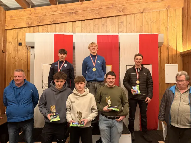 Die U-23m Siegerehrung; 4. Martin Leo, 5. Daniel Hechenberger, 6. Leonhard Stöckl am Stockerl; Vizemeister Nikolai Bielfeld, Bezirksmeister Lorenz Hofer und der Drittplatzierte Christian Noichl, mit den Gratulanten Rupert Strasser und Andi Aberger | Foto: Michaela Schipflinger