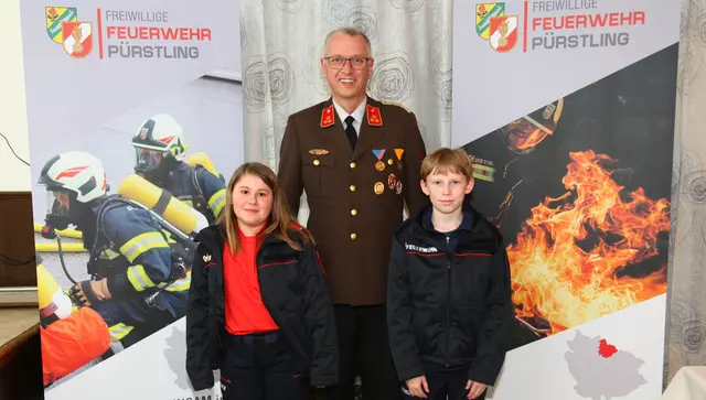 Kommandant Martin Hildner mit den beiden neuen Jugendmitgliedern Miriam Altmüller und Elias Pointner. | Foto: FF Pürstling/Bräuer