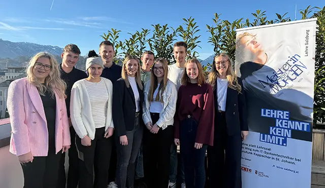 Im Bild zehn der zwölf Monatslehrlinge des Jahres 2025 bei einem gemeinsamen Treffen, das kürzlich im WIFI Salzburg stattfand. | Foto: WKS