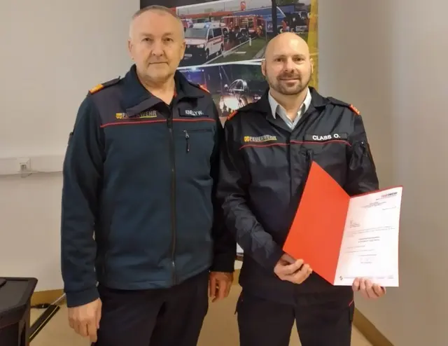 Bezirksfeuerwehrkommandant Wolfgang Kinelly gratulierte dem neuen Abschnittskommandanten Oliver Class. | Foto: Bezirksfeuerwehrkommando Oberwart/Alexander Flaschberger