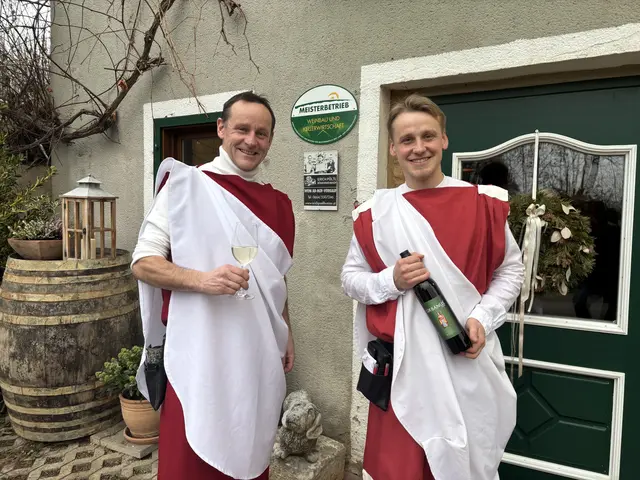 Beim Römerweinhof Pöltl kann noch bis kommenden Freitag der neue Urbanus  unter fachkundiger Anleitung von Vater Erich und Sohn Josef Pöltl verkostet werden. | Foto: MeinBezirk/Margot Jeitler