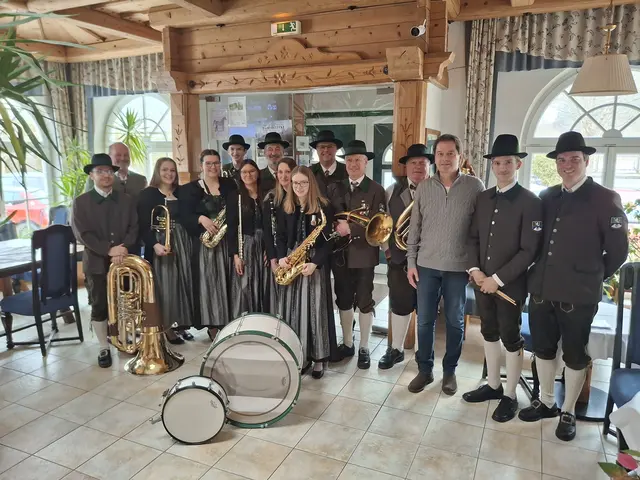Gruppenfoto der Blasmusikkapelle Almrausch mit BGM Bernhard Moser  | Foto: MV Almrausch Landl