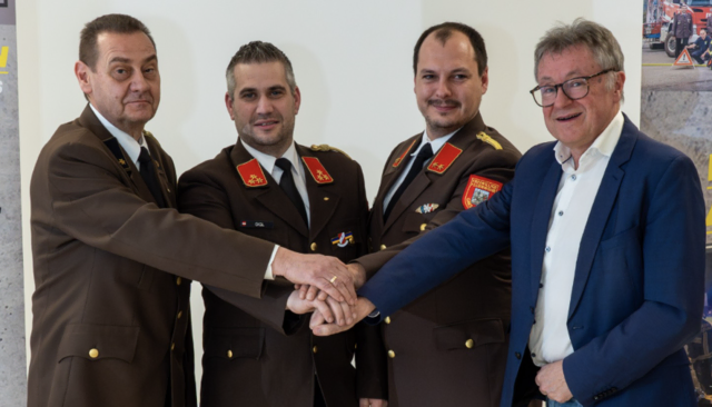 Bürgermeister Martin Falk (rechts außen) gratulierte dem neuen Ko,mmando der Feuerwehr! | Foto: Feuerwehr