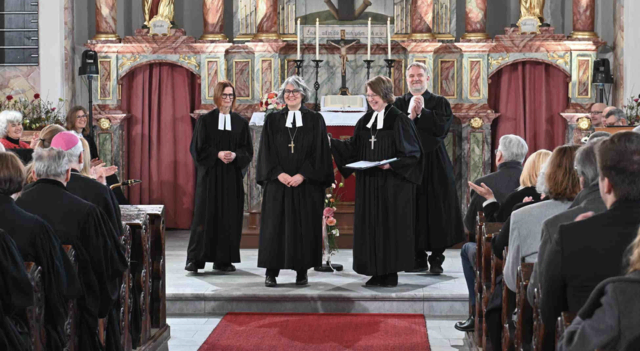 Applaus für die neue Superintendentin. | Foto: epd/M. Uschmann