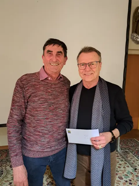 Helmut Arzt feierte seinen 70. Geburtstag Seniorenobmann Ernst Gaida gratulierte. | Foto: Senioren Neusiedl/St. Ulrich