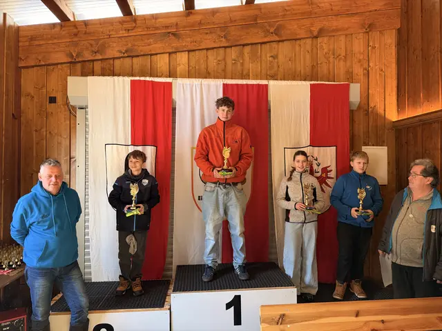 Die erste Siegerehrung des Tages galt den u- 15 Jährigen; Vizemeister David Hechenberger, Bezirksmeister Dennis Aberger, der geteilte Rang 3 ging an Madelaine Trixl und Vincent Hofer, mit den Gratulanten Rupert Strasser und Andi Aberger | Foto: Michaela Schipflinger