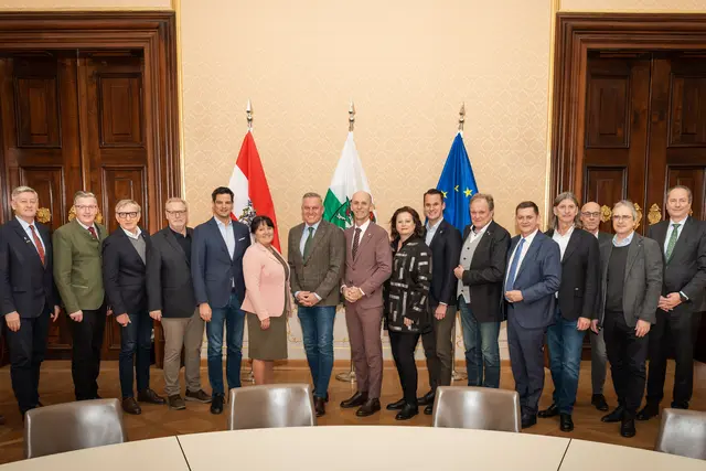 Eingebunden in die Standortpartnerschaft: V.l. Eduard Zentner (Präsident Landarbeiterkammer), Andreas Steinegger (Präsident Landwirtschaftskammer), Josef Herk (Präsident Wirtschaftskammer), Horst Schachner (ÖGB-Vorsitzender), Landesrat Hannes Amesbauer, Landeshauptmann-Stv. Manuela Khom, Landeshauptmann Mario Kunasek, Landesrat Willibald Ehrenhöfer, Landesrätin Claudia Holzer, Landesrat Stefan Hermann, Erwin Dirnberger (Gemeindebund-Präsident), Kurt Wallner (Städtebund-Präsident), Franz Endthaller (Vizepräsident Arbeiterkammer), Karl-Heinz Snobe (AMS-Landesgeschäftsführer), Peter Riedler (Rektor Karl-Franzens-Universität Graz und Vorsitzender der Hochschulkonferenz) und Kurt Maier (Präsident Industriellenvereinigung). | Foto: Land Steiermark/Andreas Resch