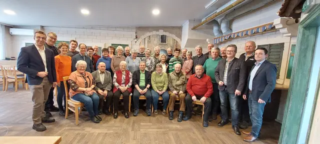 Elfriede Kargl, Johann Koller, Elfriede Wimmer, Gerhard Gamerith, Christa Gamerith, Leopold Kargl, Franz Damberger (sitzend) mit Erwin Silberbauer, Dietmar Datler, Birgit Holzweber, Emmerich Kuttner, Hermann Scharf, Elisabeth Scharf, Franz Redl, Elisabeth Habison, Michaela Kilian, Else Redl, Alfred Gernhardt, Margit Bläuel, Leopold Schönbauer, Aloisia Damberger, Otto Berger, Mechthild Berger, Ernst Schwingenschlögl, Monika Stangl, Norbert Fasching, Helga Groß, Christof Groß, Gerhard Stangl, Johann Bogg, Leo Hiess, Christian Drucker, Ernest Groß und Jürgen Lunzer (stehend, jeweils v.l.) | Foto: Caritas