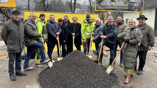 Beim Spatenstich für die neue Kläranlage in Gars: Bürgermeister Martin Falk (4. von rechts) mit den anwesenden Gemeinderäten aller Fraktionen Alfred Gundinger, Helmut Spittaler, Jochen Schmid, Josef Strasser, Josef Wiesinger, Michael Finstermann, Karl-Heinz Drlo, Werner Zack, Harald Steininger, Stefan Schütz, Elke Hofbauer und Anton Mück (von links). | Foto: Manuela Danzinger