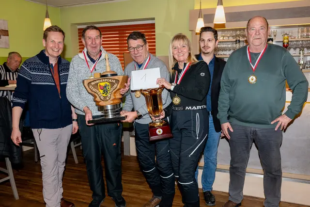 Die Moarschaft „Retti 1“ freut sich über den Stadtmeistertitel. Gratuliert haben auch Bürgermeister Markus Ringhofer (li.) und Stadtrat Christoph Colak (2.v.re.). | Foto: Stadtgemeinde Kirchdorf