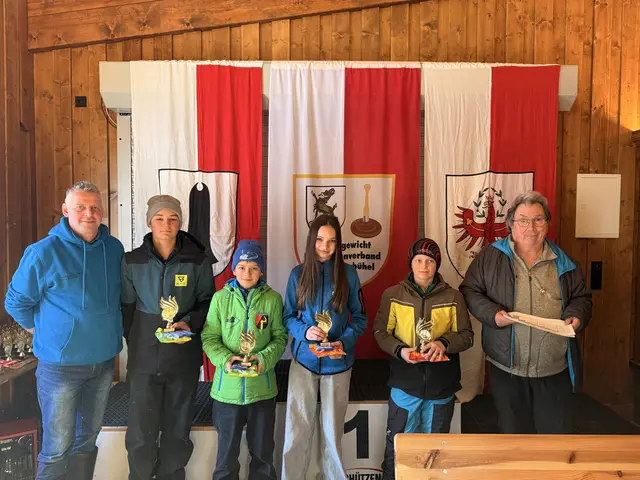 Die Drittplatzierten der U-15 Vorrunde; Lorenz Volstuben, Stefan Haselsberger, Leni Volstuben und Hannes Hanser mit den Gratulanten Rupert Strasser und Andi Aberger.
 | Foto: Michaela Schipflinger