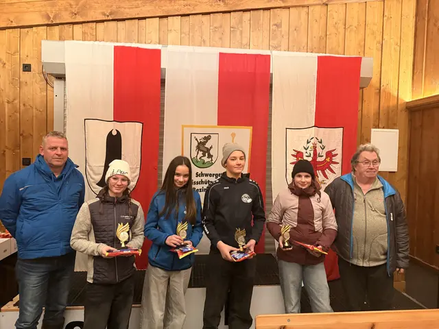 Die U-18 Fünftplatzierten; Larissa Unterberger, die Schrepferpreis Gewinnerin Leni Volstuben 0 - 4; Stephan Haselsberger und Johanna Krepper, mit den Gratulanten Rupert Strasser und Andi Aberger | Foto: Michaela Schipflinger
