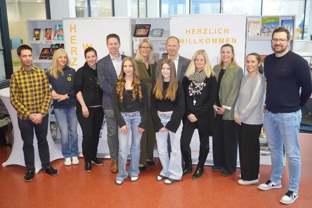Schulleiterin Petra Mayer (Mitte hinten) präsentierte im Zuge eines Pressefrühstücks gemeinsam mit Lehrkräften, Vereinen sowie zwei Schülerinnen die neuen Schwerpunkte des Gymnasiums Kurzwiese.  | Foto: Barbara Babonitsch-Diewald