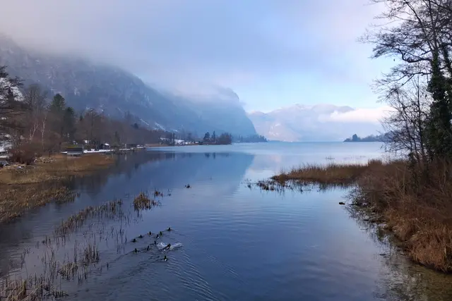 Von der Brücke aus hat man eine schönen Blick über den Mondsee, zur Drachenwand, wo die Sonne sich schon angekündigt hat.