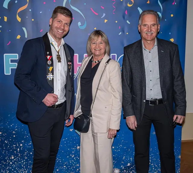 Christian Guttmann, der Präsident der Eulenfaschingsgilde und GRin Elisabeth Wallner mit Begleitung