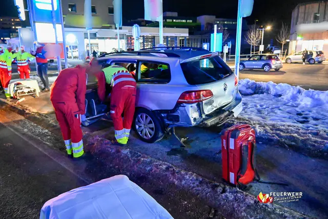 Die beiden im vorderen Fahrzeug befindlichen Frauen seien verletzt worden. Sie haben ins Krankenhaus Spittal an der Drau gebracht werden müssen. | Foto: Feuerwehr Spittal an der Drau