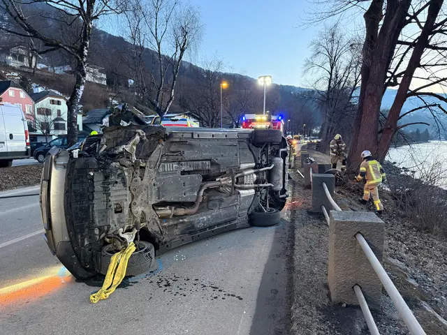 Die Insassen, ein Vater und seine zwei Kinder im Alter von neun und sieben Jahren, mussten ins Krankenhaus Schwaz gebracht werden. | Foto: ZOOM.Tirol