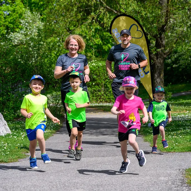 Schirmherrin Landesrätin Christiane Teschl-Hofmeister und Organisator Christian Kohl mit laufbegeisterten Kindern. | Foto: NLK Burchhart