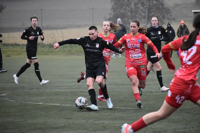 In einem intensiven Testspiel setzte sich Krottendorf am Ende mit 3:4 gegen Südburgenland durch. Jessica Starchl brachte die Gäste in Front, Petra Petrovics war ihr ständiger Begleiter im Mittelfeld. | Foto: MeinBezirk/Michael Strini