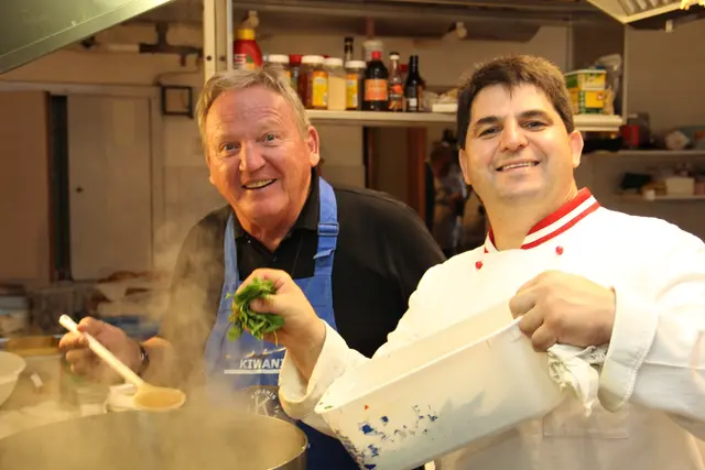 Kochen für den guten Zweck: eine der aktuell erfolgreichsten Atkionen des Clubs.  | Foto: Kiwanis Club Gailtal