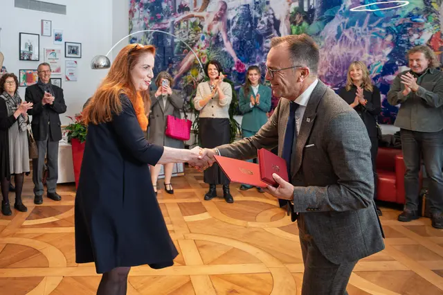Die Leiterin des Oval, Margret Stronegger, hat das Stadtsiegel in Silber erhalten.
 | Foto: Stadt Salzburg/Alexander Killer