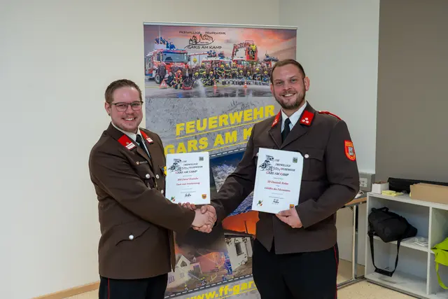 David Kranzler erhielt eine Dankesurkunde und Dominik Rotter wurde auch ausgezeichnet. | Foto: Feuerwehr