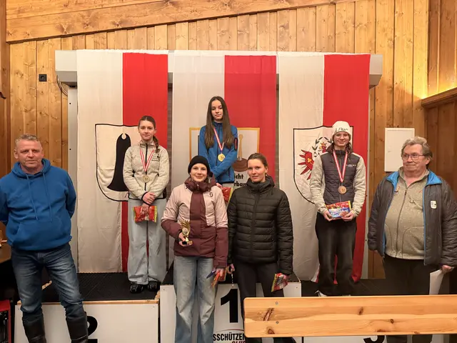 Die U-23w Siegerehrung vorne 4. Johanna Krepper, 5. Johanna Vitzthum am Stockerl Vizemeisterin Madelaine Krepper, Bezirksmeisterin Leni Volstuben und die Drittplatzierte Larissa Unterberger mit den Gratulanten Rupert Strasser und Andi Aberger | Foto: Michaela Schipflinger