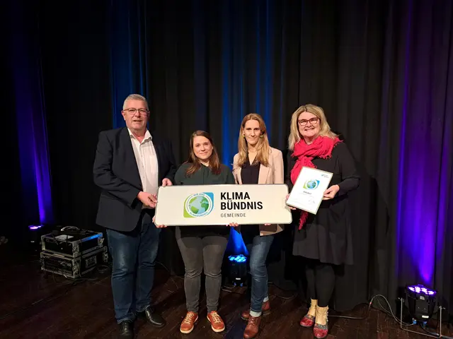 Die offizielle Überreichung der Klimabündnis Mitgliedstafel im Rahmen eines von der Gemeinde
organisierten Klimakabarett-Abends, v.l.n.r.: Peter Schernberger (Vizebürgermeister), Christina
Sammer (Klimabündnis OÖ), Catrin Nagl (Klimabündnis Beauftragte), Inés Mirlacher
(Bürgermeisterin). | Foto: Klimabündnis Oberösterreich