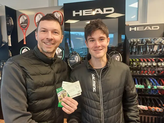 Felix Geieregger erhielt von Thomas Rasgon (l.) von Sport-Tinnacher Lipizzanerheimatgutscheine überreicht. | Foto: Tinnacher