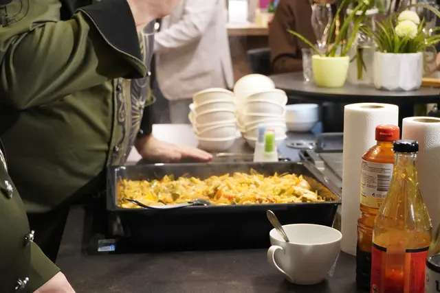 Robert Dorr zauberte diesmal Thai-Nudeln aus dem Ofen. | Foto: Jennifer Flechl / MeinBezirk