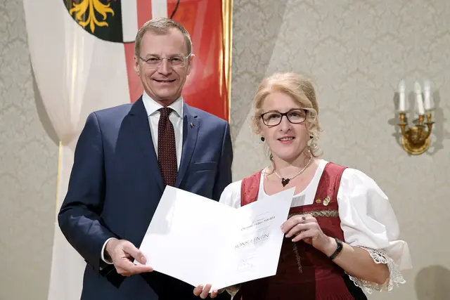 Bereits 2018 wurde Christine Huber von Landeshauptmann Thomas Stelzer zur Konsulentin ernannt. | Foto: Land OÖ/Denise Stinglmayr