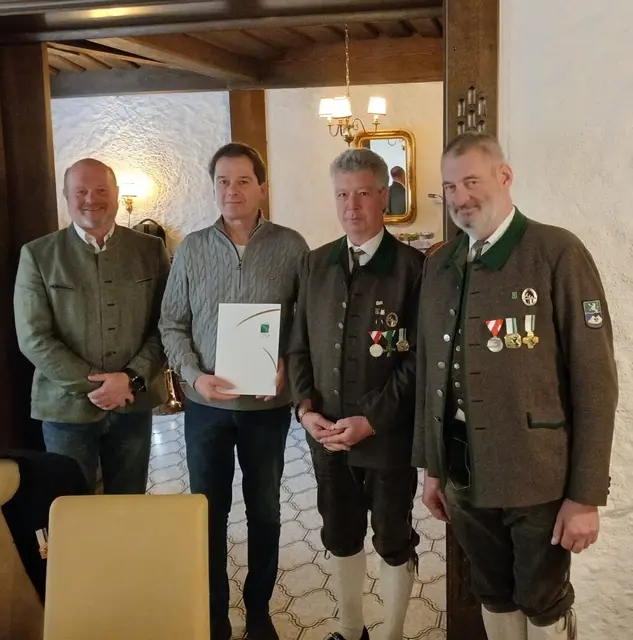 Ehrenkreuz in Silber für Bürgermeister Bernhard Moser 