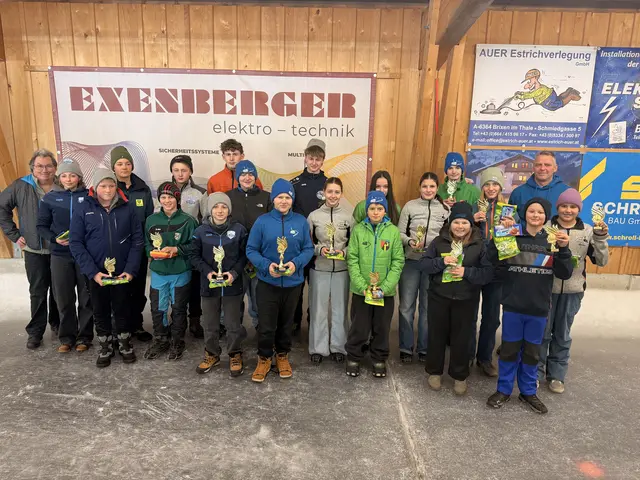 Die 19 Teilnehmerinnen der Jugend  U-15 Bezirksmeisterschaft 2026 in Brixen mit l. Andi Aberger und r Rupert Strasser. | Foto: Michaela Schipflinger