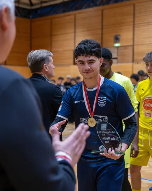 Gratulation an die Siegermannschaft SK Rum im U16-Bewerb | Foto: TFV / Daniel Schönherr