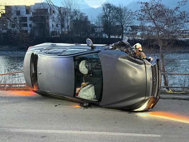 Am Fahrzeug entstand Totalschaden. | Foto: ZOOM.Tirol
