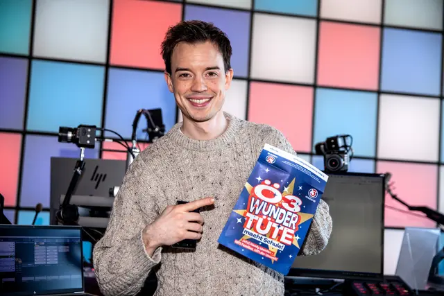 Ö3-Moderator Philipp Hansa mit der Ö3-Wundertüte. | Foto: Hitradio Ö3/ Norbert Ivanek