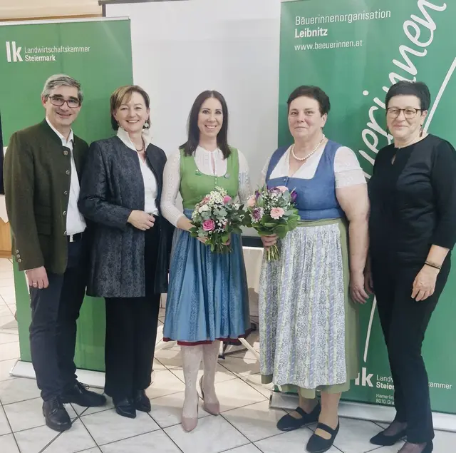 Bezirksbäuerin Daniela Posch (Mitte) mit ihren Stellvertreterinnen und Kammervertretung | Foto: Bezirksbäuerinnen