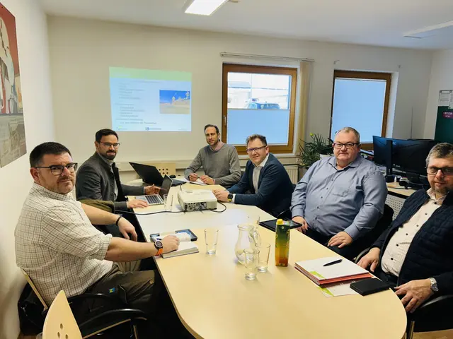 Michael Berger (Förster der BH ZT), Gerald Dirnberger (Bezirksforsttechniker), Stefan Mayerhofer (Forsttechnisches Büro), Markus Peham (Bezirkshauptmann), Oberbrandrat Ewald Edelmaier (Bezirksfeuerwehrkommandant), Albrecht Mayerhofer (Geschäftsführer Gemeindeverband für Abgabeneinhebung und Müllbeseitigung) (v.l.). | Foto: BH Zwettl