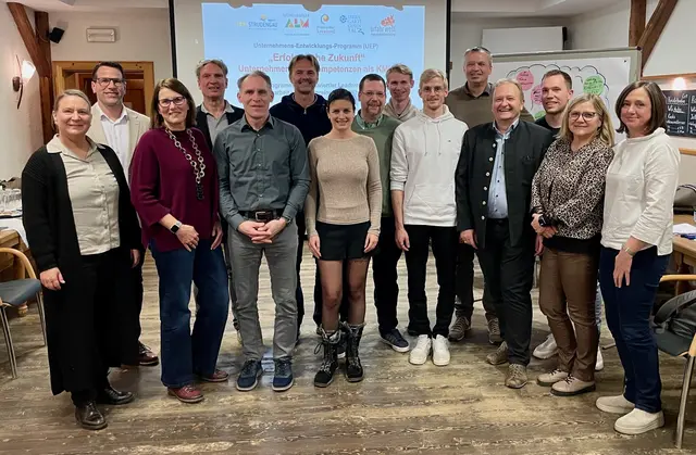 Von links: Martina Birngruber, Klemens Ruttmann, Birgit Wolfmair, Jürgen Hamader, Günther Hochmayr, Michael Schöllhamer, Desiree Badegruber, Jürgen Pichler, Sebastian und Benjamin Oberneder, Franz Neundlinger, Martin Pemwieser, Philipp Riegler und Sigrid Gillmayr. | Foto: Schütz/Hamader