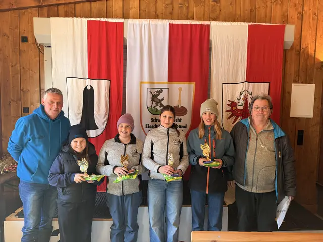 Die U-15 Zweitplatzierten der Vorrunde;
Magdalena Beihammer, Miriam Krepper, Johanna Krepper und Katharina Vitzthum, mit den Offiziellen Rupert Strasser und Andi Aberger | Foto: Michaela Schipflinger