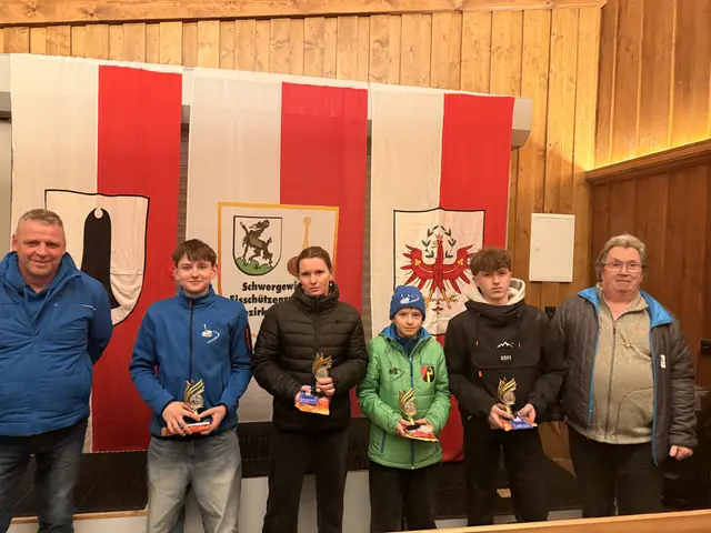 Die Jugend U-18 Gruppen Vierten; Paul Hauser, Johanna Vitzthum, Lorenz Hofer und Daniel Hechenberger mit den Offiziellen Rupert Strasser und Andi Aberger. | Foto: Michaela Schipflinger